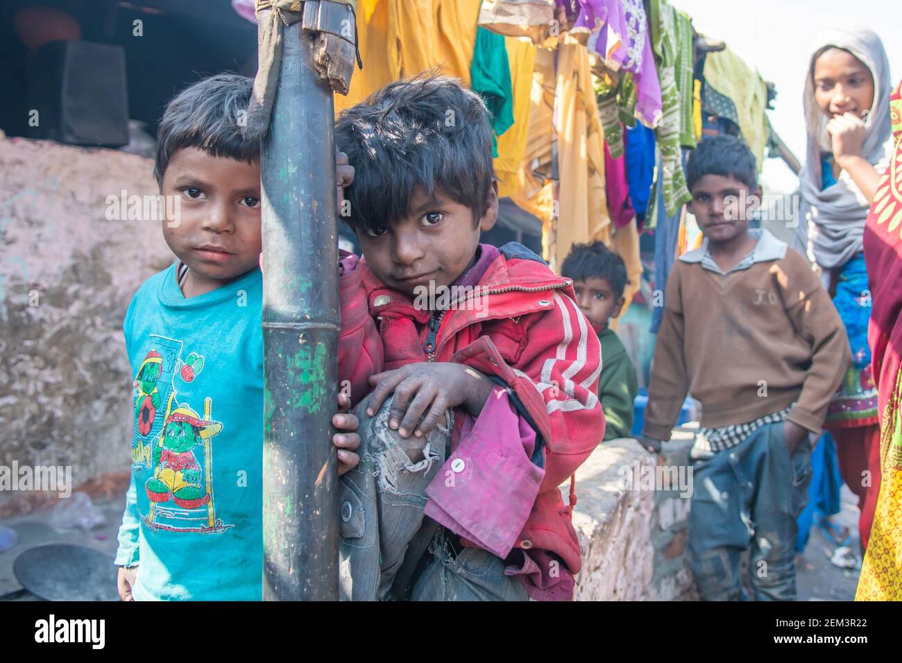 Rajasthan. India. 07-02-2018. Gruppo di bambini in un villaggio nel Rajasthan stanno godendo un tempo di giocare durante una pausa scolastica. Foto Stock