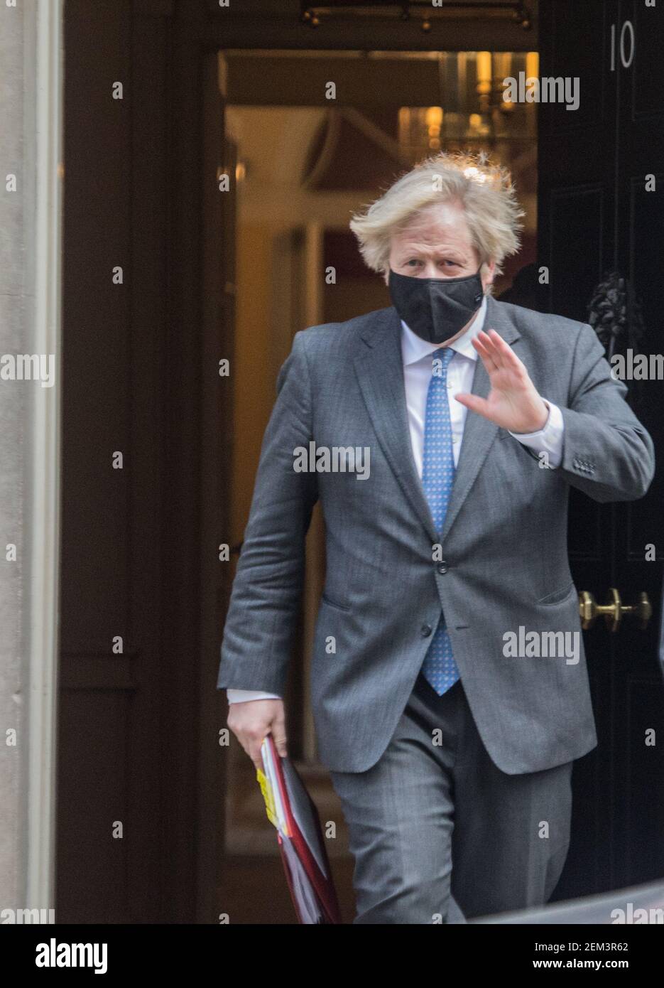Londra UK 24 febbraio 2021 il primo ministro Boris Johnson lasciando 10 Downing Street per partecipare alle domande del PM, mostrando è la nuova rifinitura capelli fatta dalla sua ragazza Carrie Symonds.Paul Quezada-Neiman/Alamy Live News Foto Stock