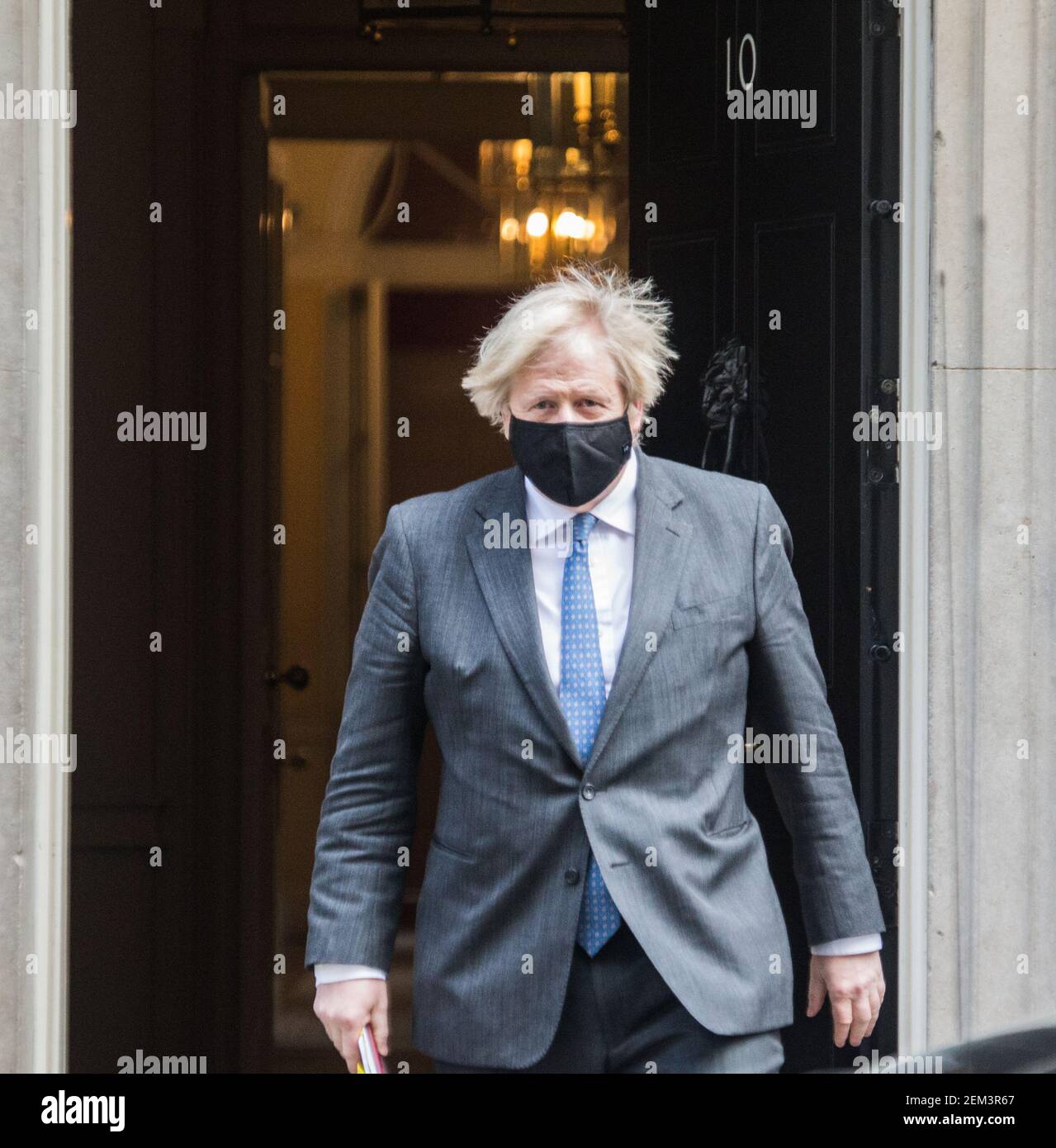 Londra UK 24 febbraio 2021 il primo ministro Boris Johnson lasciando 10 Downing Street per partecipare alle domande del PM, mostrando è la nuova rifinitura capelli fatta dalla sua ragazza Carrie Symonds.Paul Quezada-Neiman/Alamy Live News Foto Stock