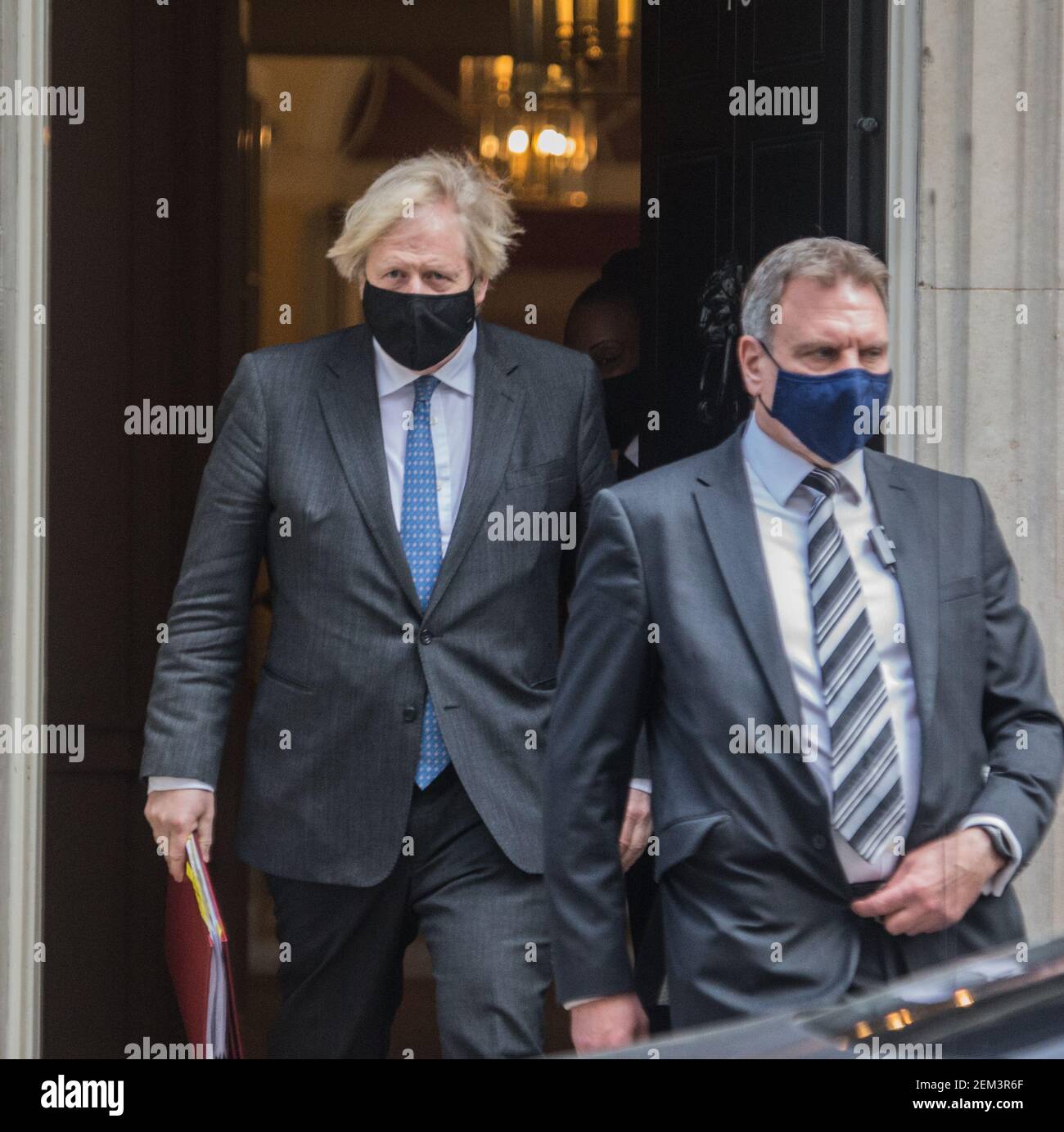 Londra UK 24 febbraio 2021 il primo ministro Boris Johnson lasciando 10 Downing Street per partecipare alle domande del PM, mostrando è la nuova rifinitura capelli fatta dalla sua ragazza Carrie Symonds.Paul Quezada-Neiman/Alamy Live News Foto Stock