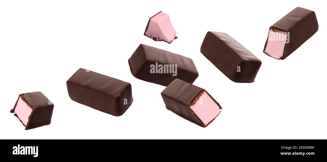 Caramelle al cioccolato con soufflé di fragole isolato su sfondo bianco Foto Stock