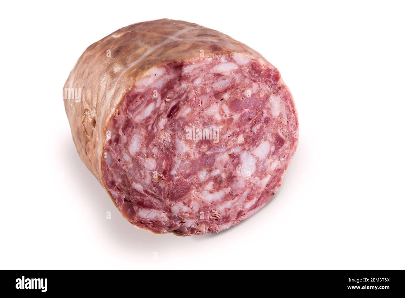 Salame cotto farcito in involucro naturale, pezzo di salsiccia tipica italiana isolato su fondo bianco Foto Stock