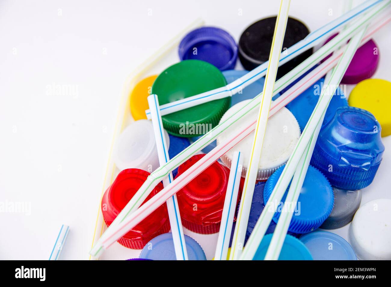Cattura rifiuti in plastica, tappi per bottiglie e cannucce in plastica. Concetto di spazzatura non riciclata. Copia spazio Foto Stock