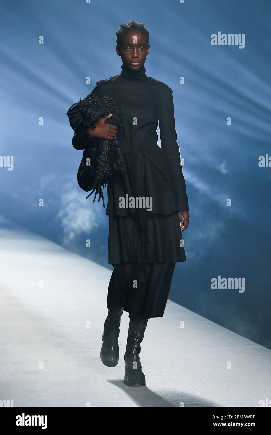 Un modello presenta una creazione della mostra digitale della collezione  donna Alberta Ferretti Autunno/Inverno 2021/