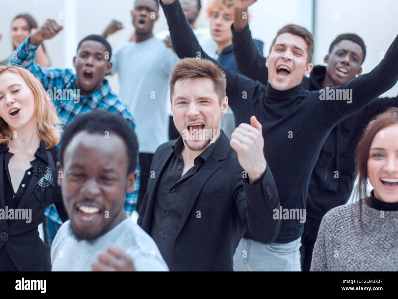 grande gruppo di giovani diversi e giubilanti Foto Stock