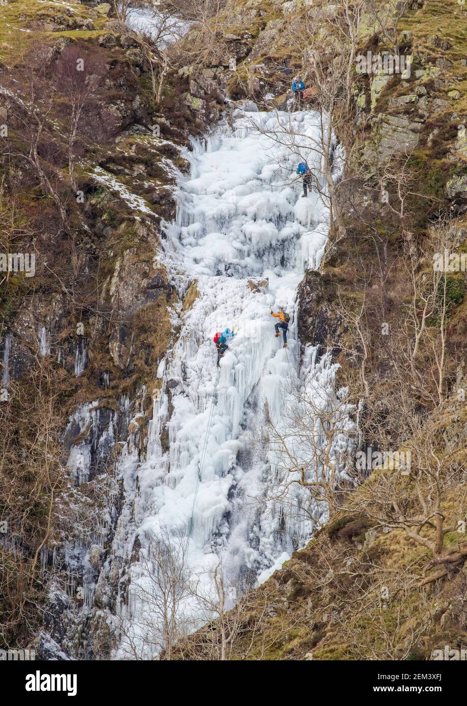 Cascata di Cautley Spout ghiacciata con gli scalatori Foto Stock