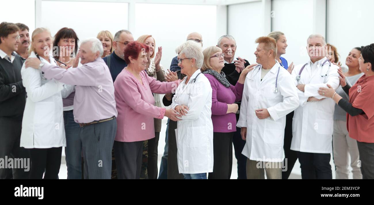 I pazienti abbracciano i medici come segno di gratitudine Foto Stock