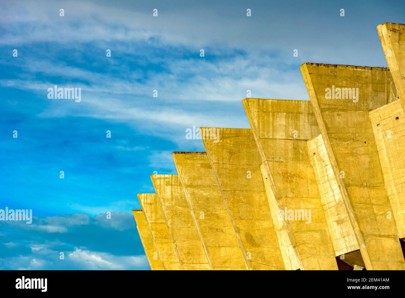 Architettura modernista dello stadio Mineirao nella città di Belo Horizonte con le sue colonne di cemento durante il tramonto Foto Stock