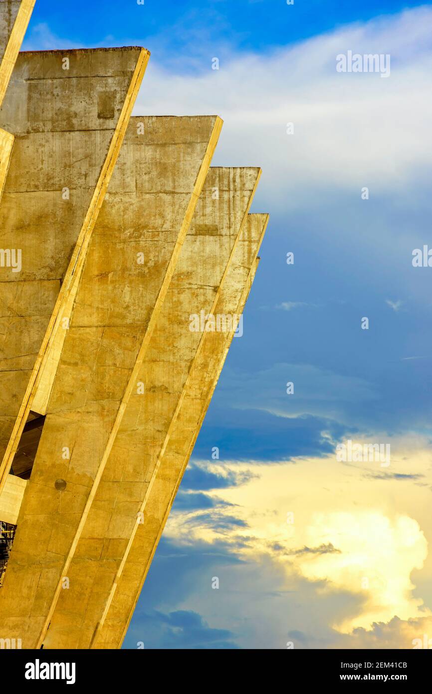 Architettura modernista dello stadio Mineirao nella città di Belo Horizonte con le sue colonne di cemento durante il tramonto Foto Stock