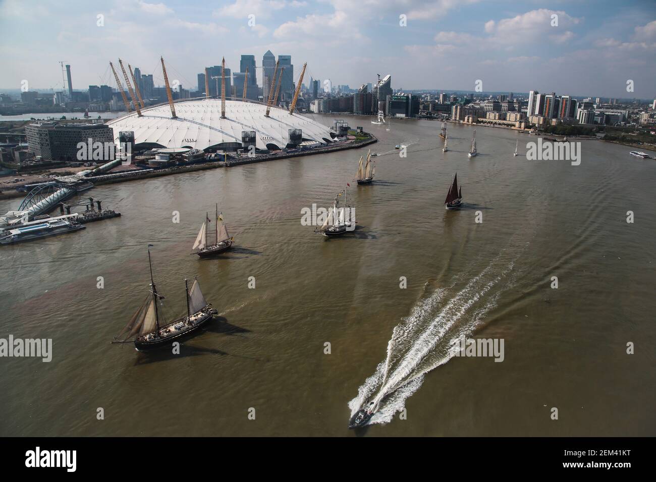 La Parata della vela sul fiume Tamigi, il finale del Tall Ships Festival di Londra. La parata partì a Greenwich e proseguì verso il Tham Foto Stock