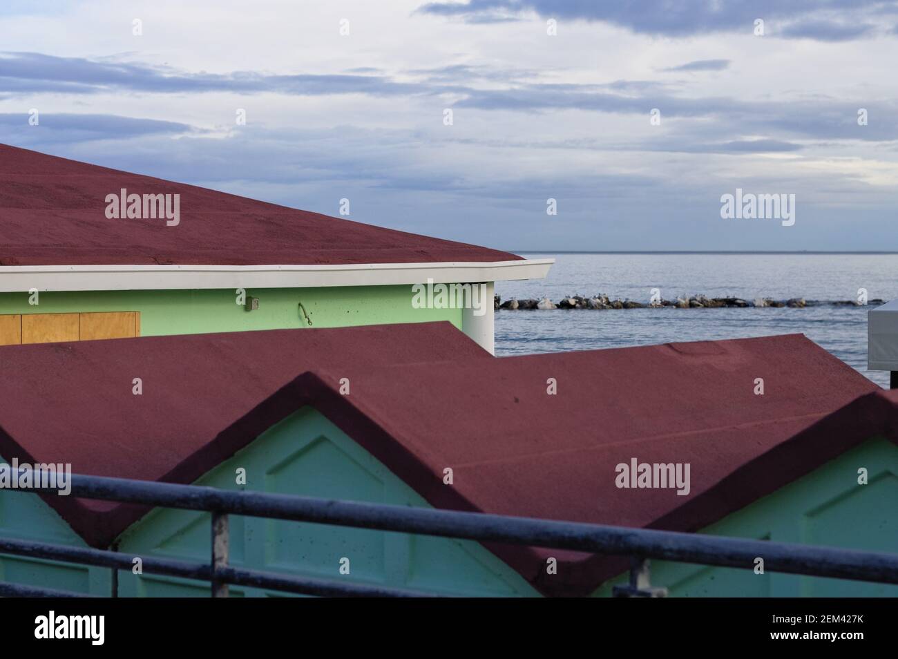Baite colorate sulla sabbia di fronte al Mar Mediterraneo in una giornata invernale (Pesaro, Italia, Europa) Foto Stock