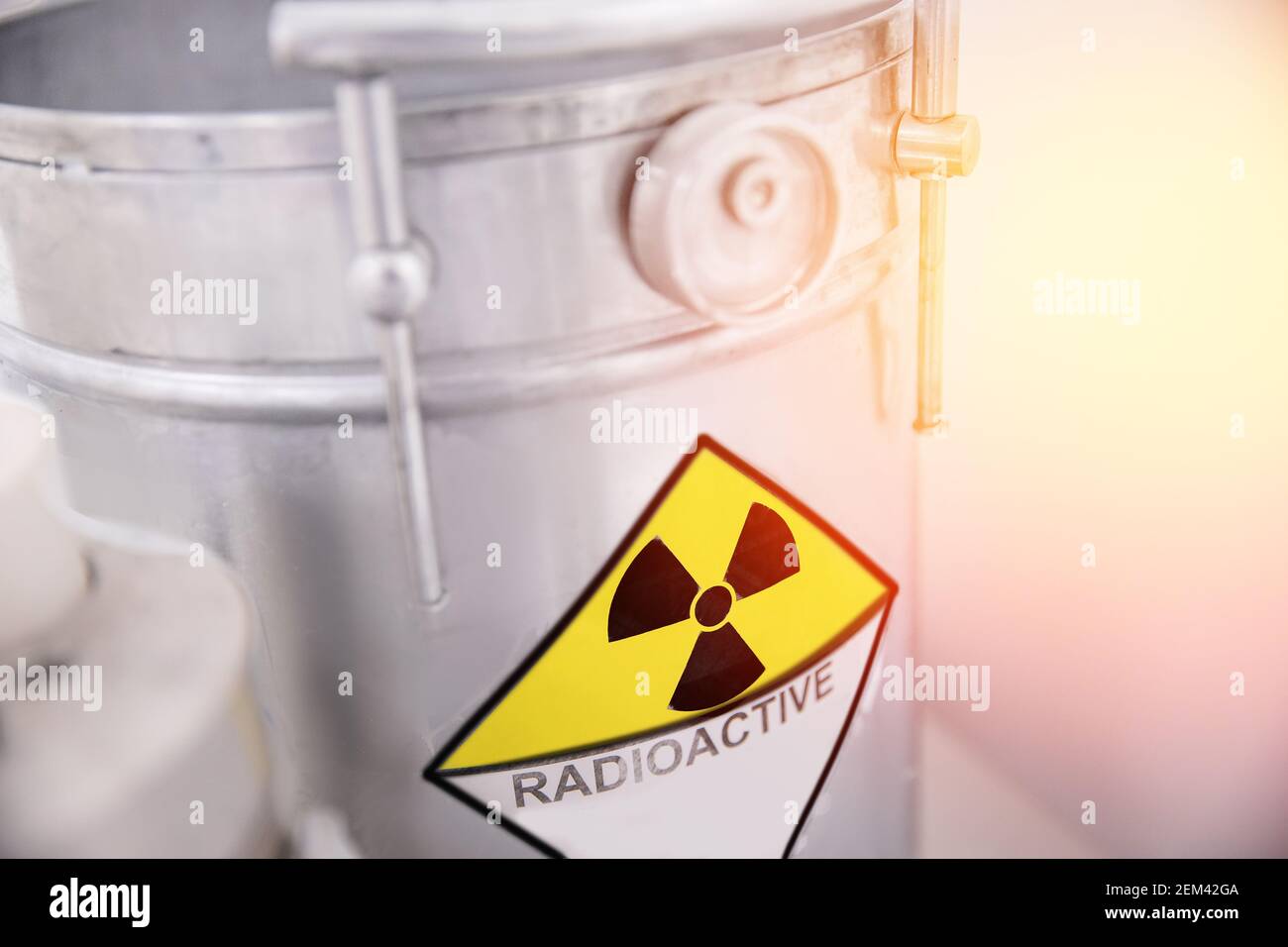 Contenitore in barile di piombo con rifiuti nucleari, rifiuti radioattivi. Foto Stock