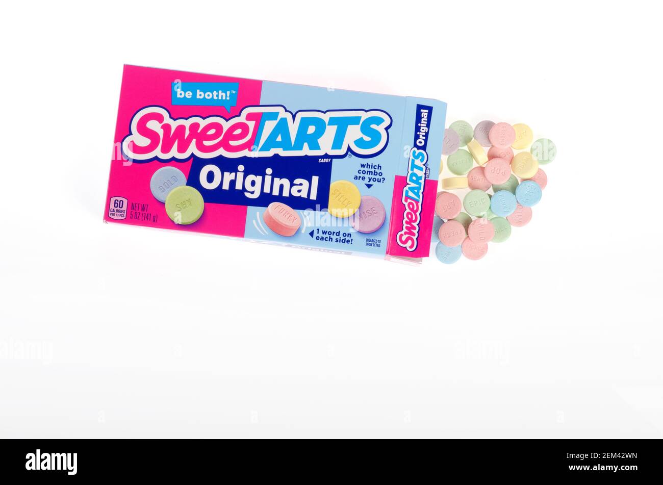 SweeTarts Candy Box ha aperto con caramelle su sfondo bianco Foto Stock