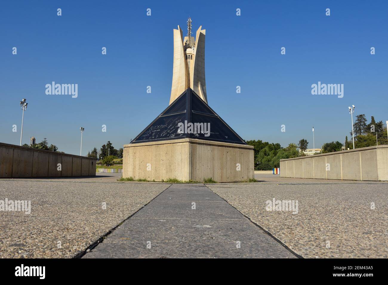 Vista ad angolo basso del Monumento Maqam Echahid Foto Stock