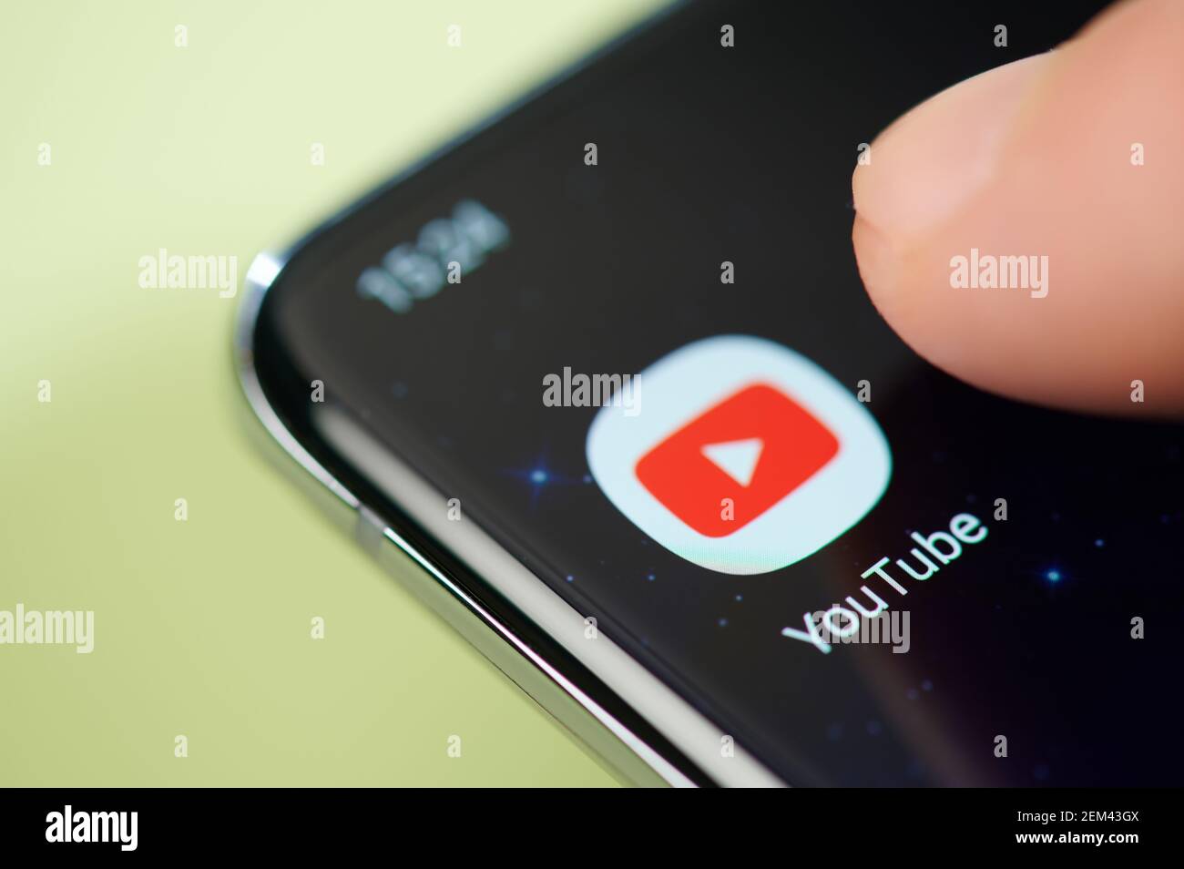 New york, USA - 24 febbraio 2021: App YouTube sullo schermo dello smartphone touch con vista ravvicinata delle macro Foto Stock