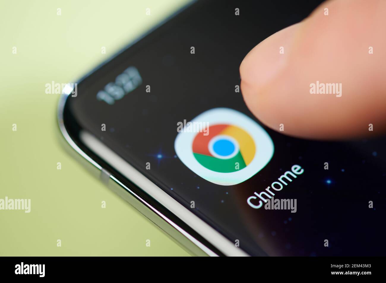 New york, USA - 24 febbraio 2021: App Chrome sullo schermo dello smartphone touch con vista ravvicinata delle macro Foto Stock