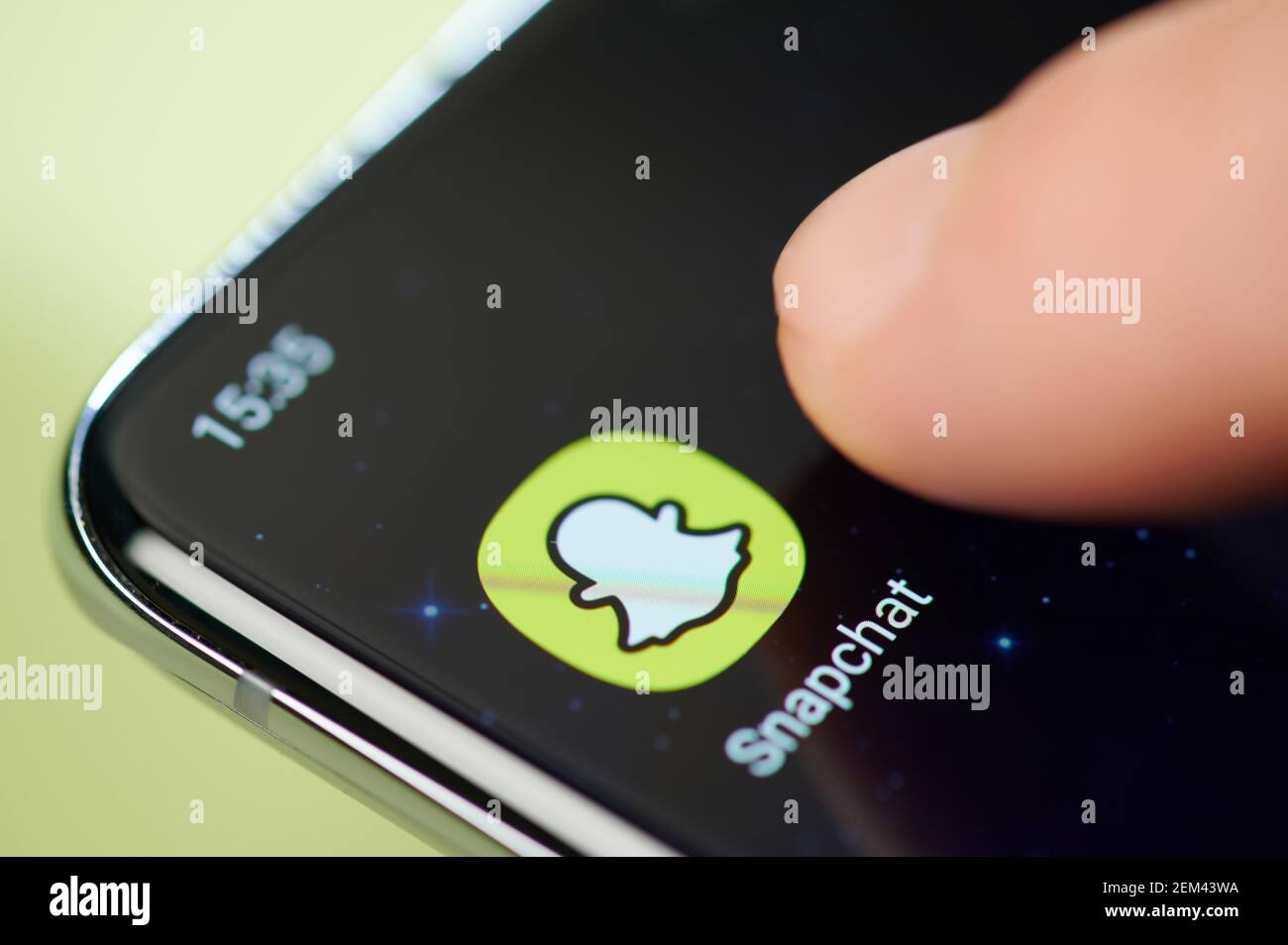New york, USA - 24 febbraio 2021: Applicazione Snapchat sullo schermo dello smartphone touch con visualizzazione ravvicinata delle macro Foto Stock