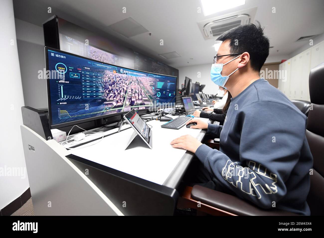 Pechino, Cina. 24 Feb 2021. Un membro dello staff lavora presso l'Intelligent Operations Command Center di Haidian, Pechino, capitale della Cina, il 24 febbraio 2021. Mercoledì è stato messo in uso il centro di comando delle operazioni intelligenti del distretto di Haidian. Coprendo un'area di 1,200 metri quadrati, il centro di comando può essere applicato in risposta e smaltimento di emergenza, supporto per grandi eventi, ecc. Credit: Ren Chao/Xinhua/Alamy Live News Foto Stock