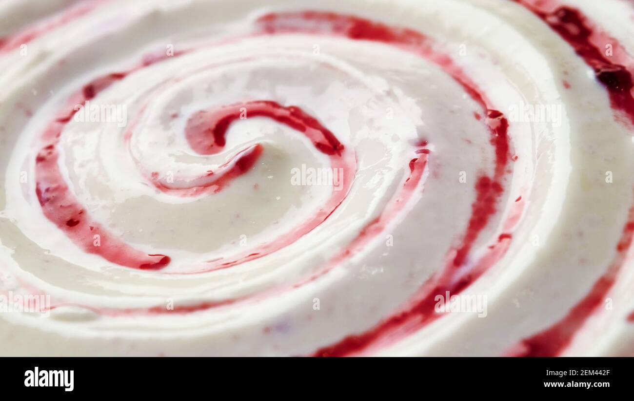 Yogurt con marmellata di frutta, crema di cagliata con concia di frutti di bosco Foto Stock