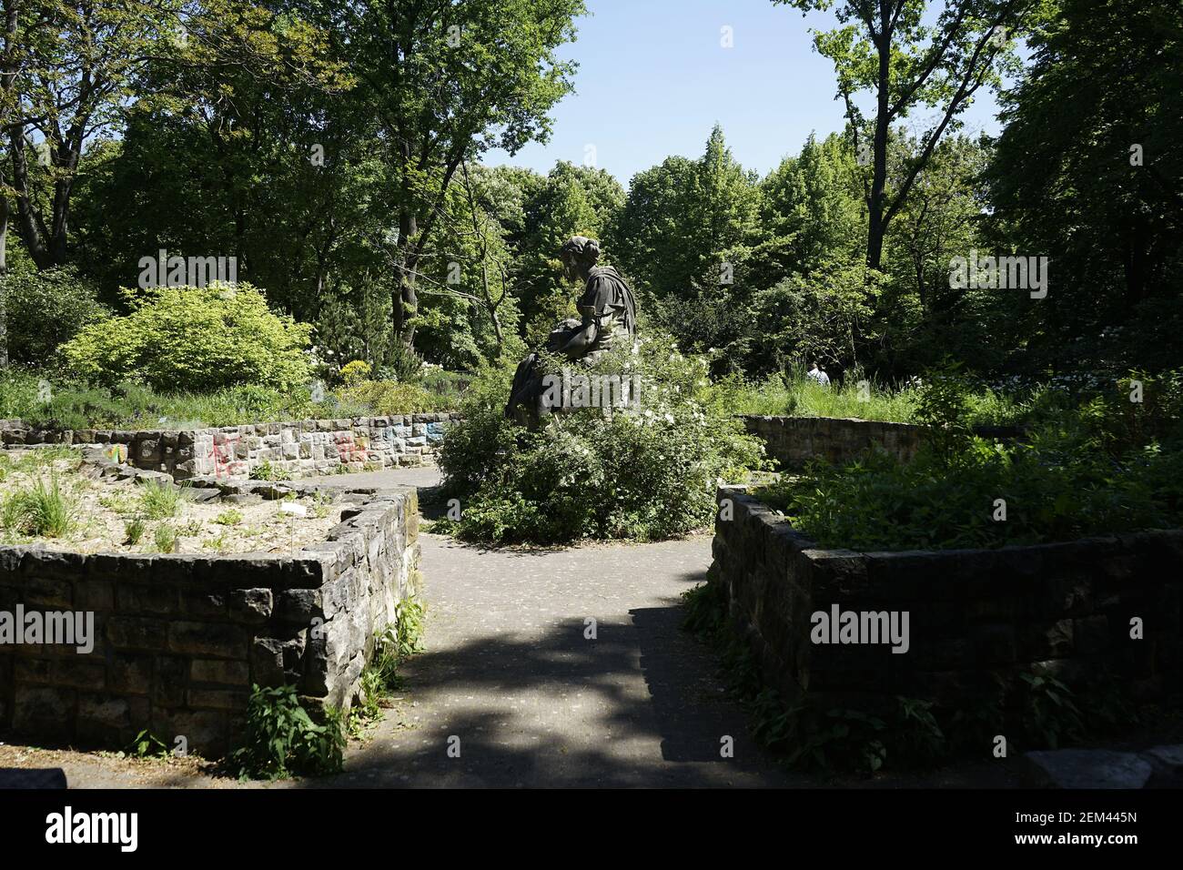 Madre con bambino monumento (Mutter tipo Denkmal  Edmund Gomansky) Duftgarten a Friedrichshain Foto Stock