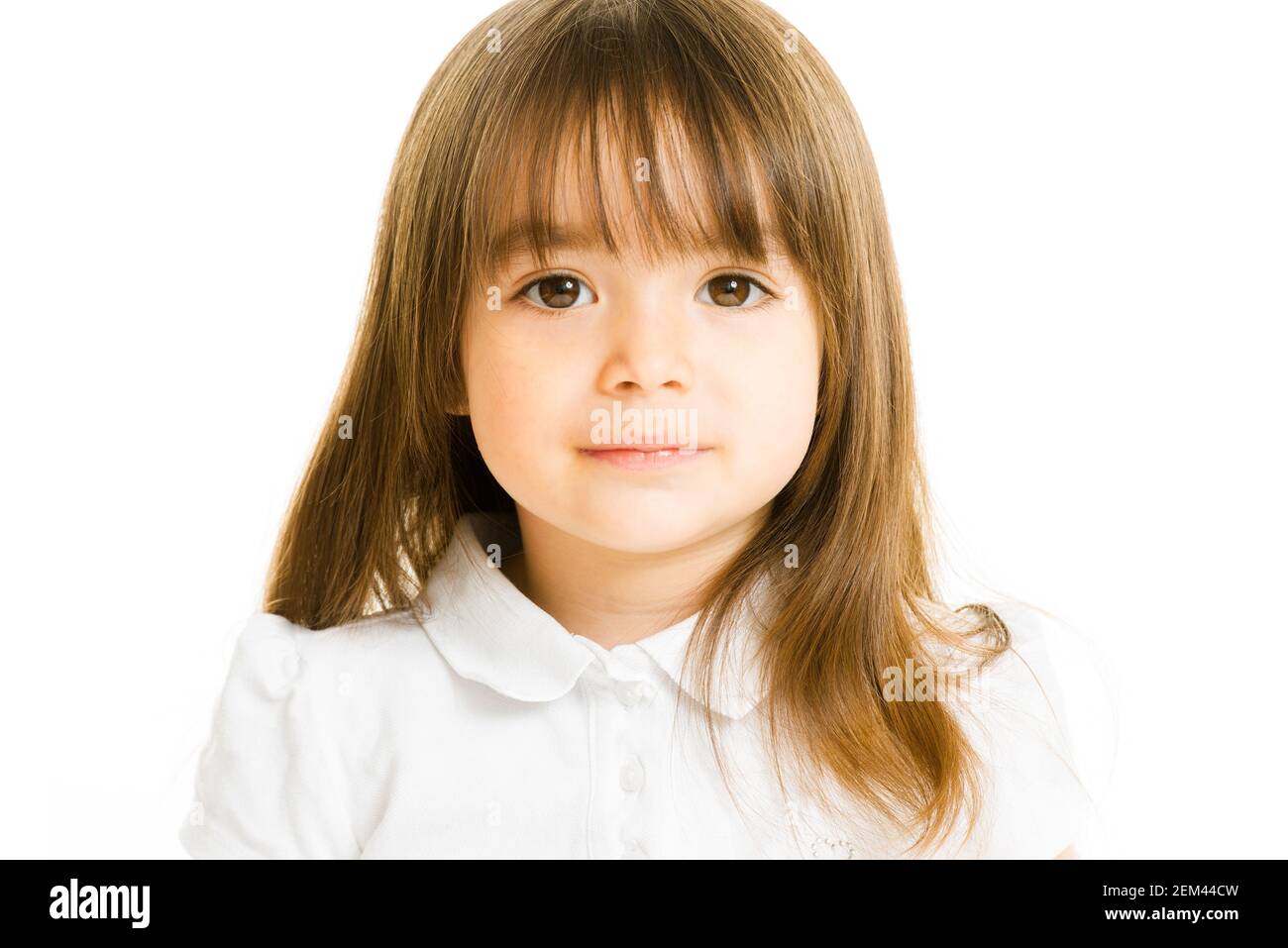 Ragazza di tre anni che guarda la macchina fotografica Foto Stock