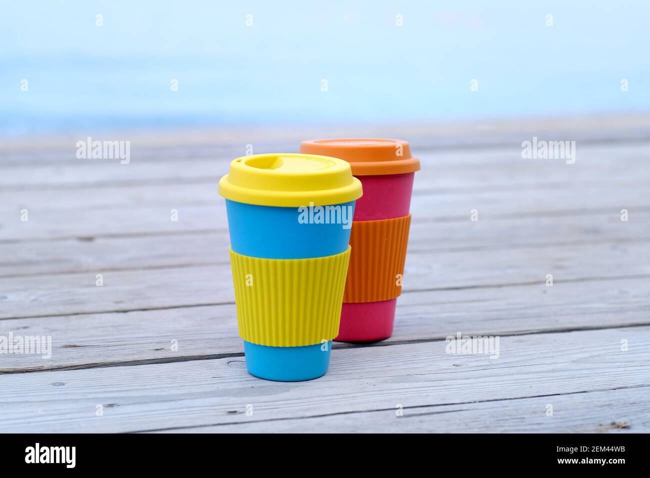 Due tazze di caffè riutilizzabili in bambù da portare via Foto Stock