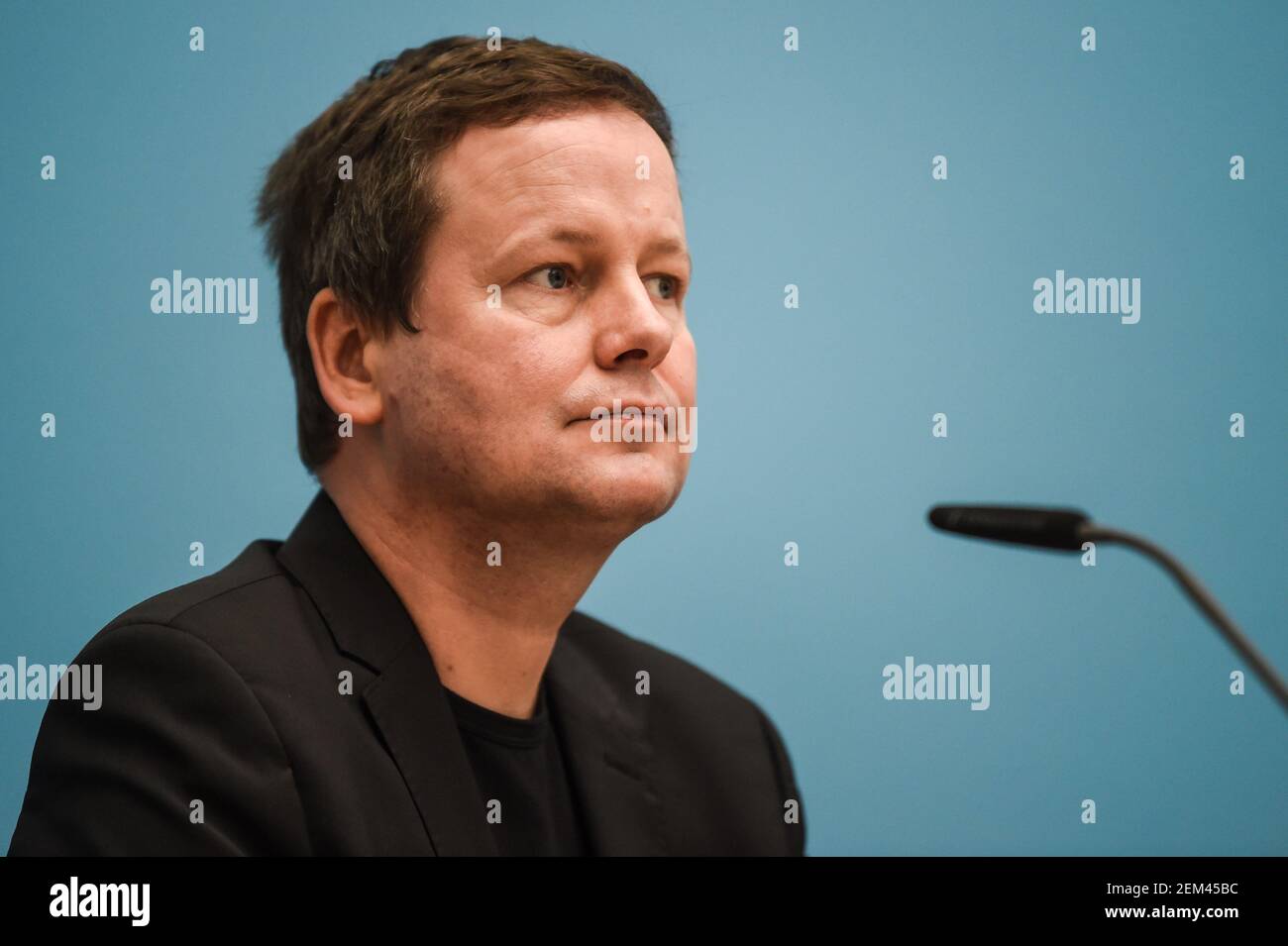 Berlino, Germania. 23 Feb 2021. Klaus Lederer (Die Linke), senatore per la cultura di Berlino, partecipa a una conferenza stampa del Senato di Berlino al Rotes Rathaus. L'argomento principale è l'aiuto d'urgenza per il settore culturale. Credit: Kira Hofmann/dpa-Zentralbild/ZB/dpa/Alamy Live News Foto Stock