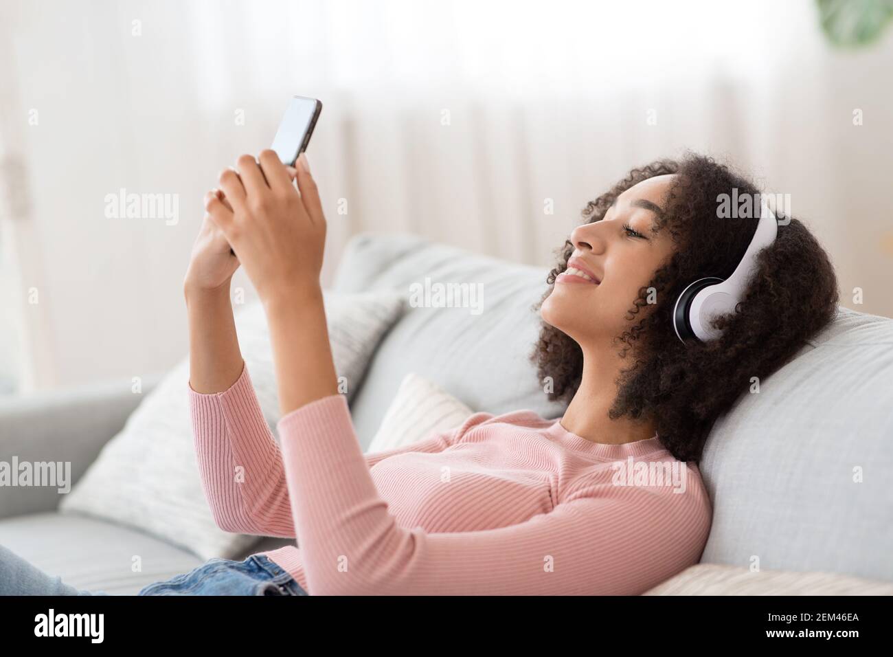 Selfie, tecnologia, musica preferita, utilizzo di servizi Web e apprendimento delle lingue Foto Stock