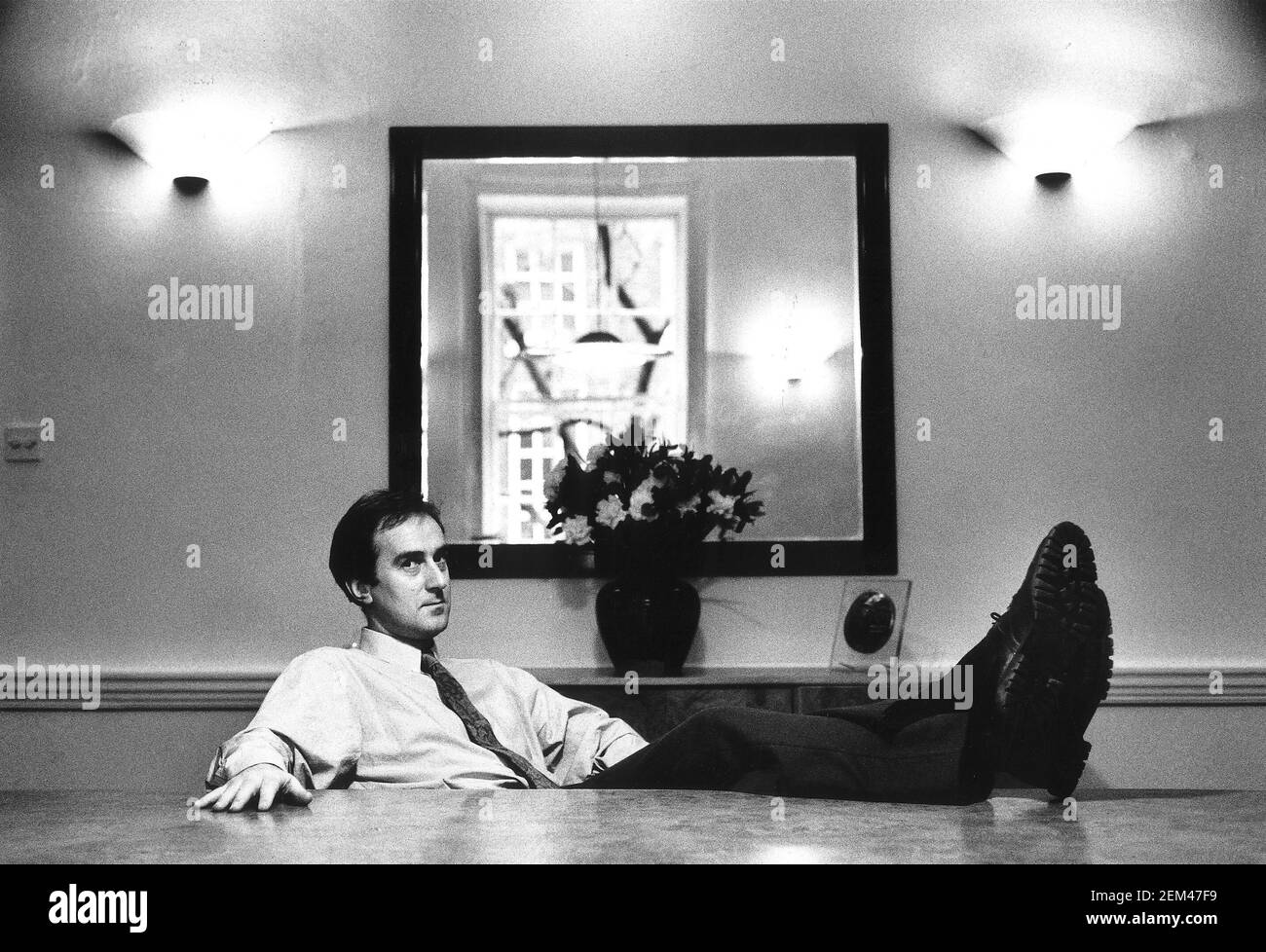 Angus Deaton con i piedi sul tavolo TV Presenter Foto Stock