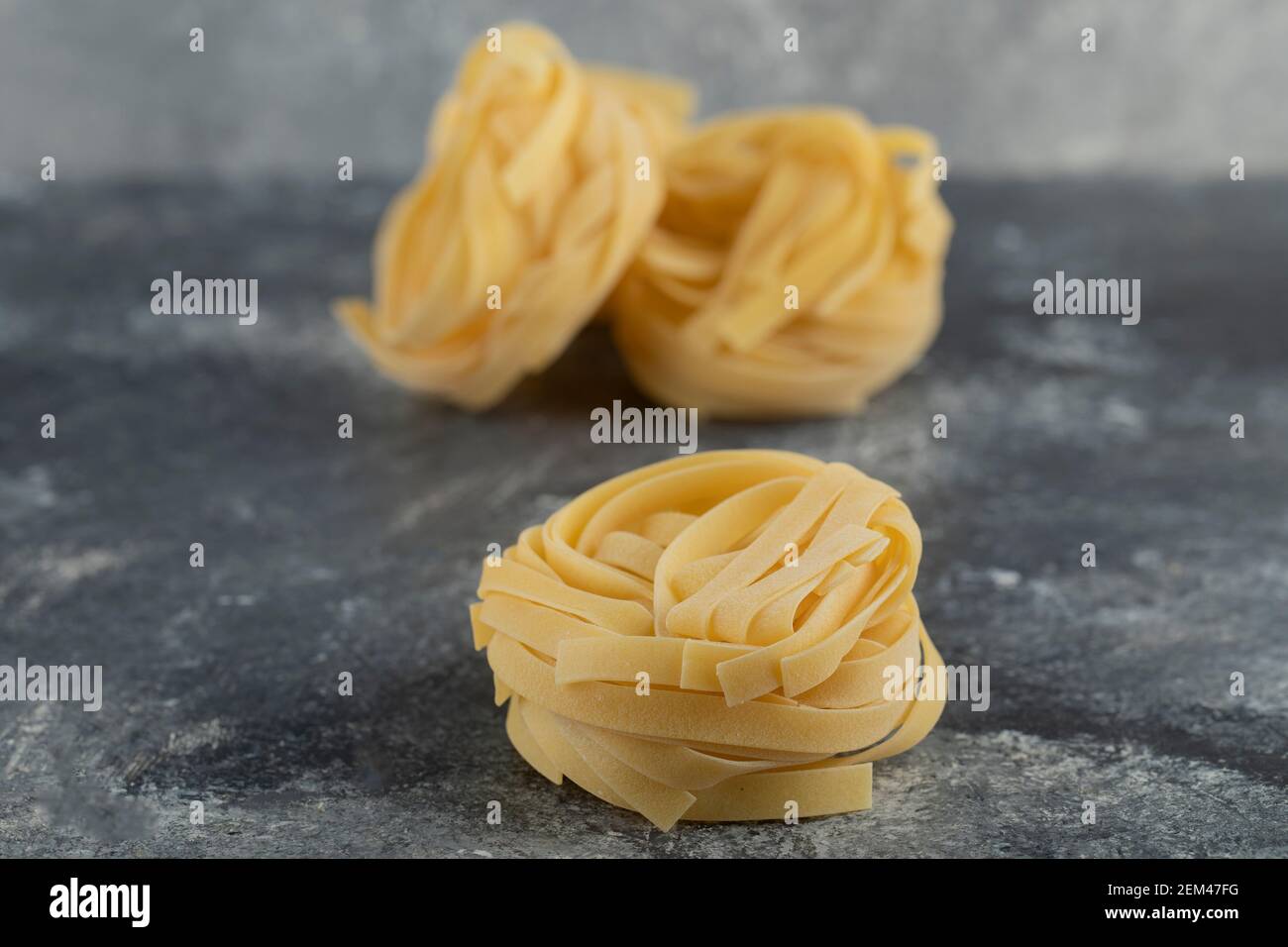 Noodle secche grezze su fondo di marmo Foto Stock