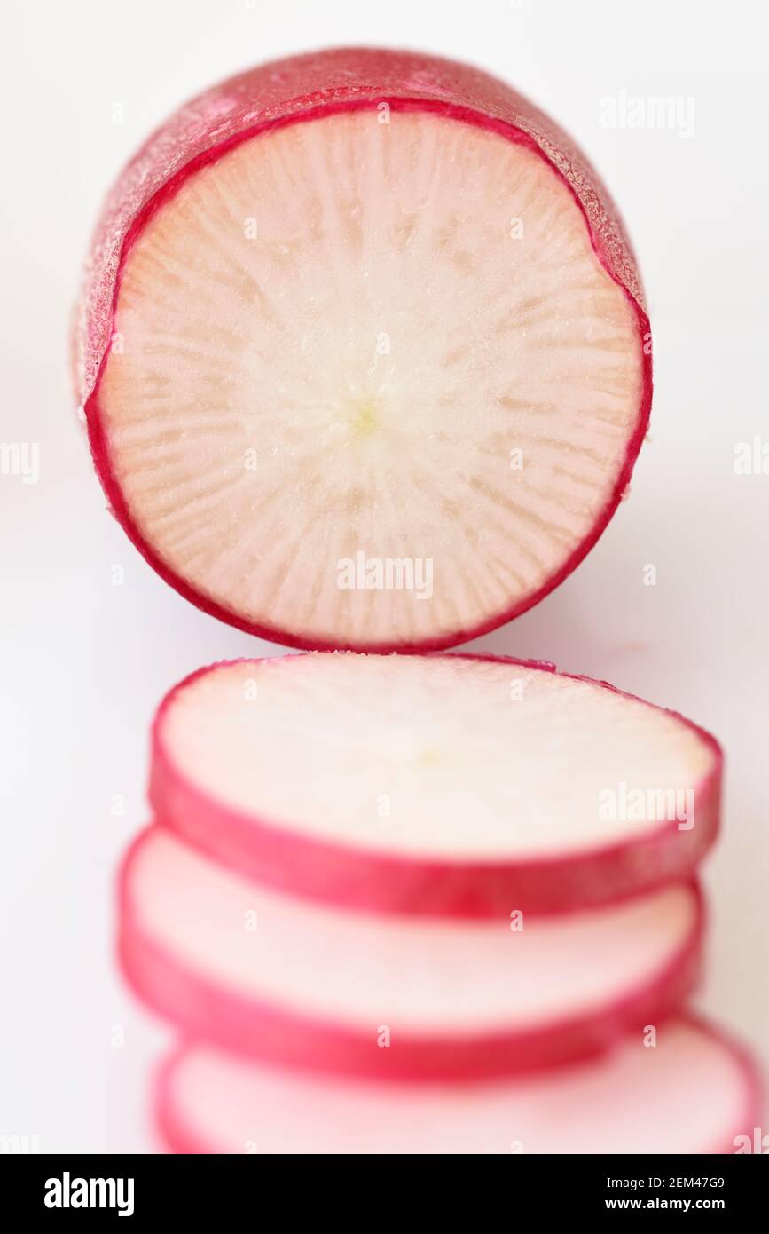Rafano Raphanus sativus, appena raccolto, lavato e affettato Foto Stock