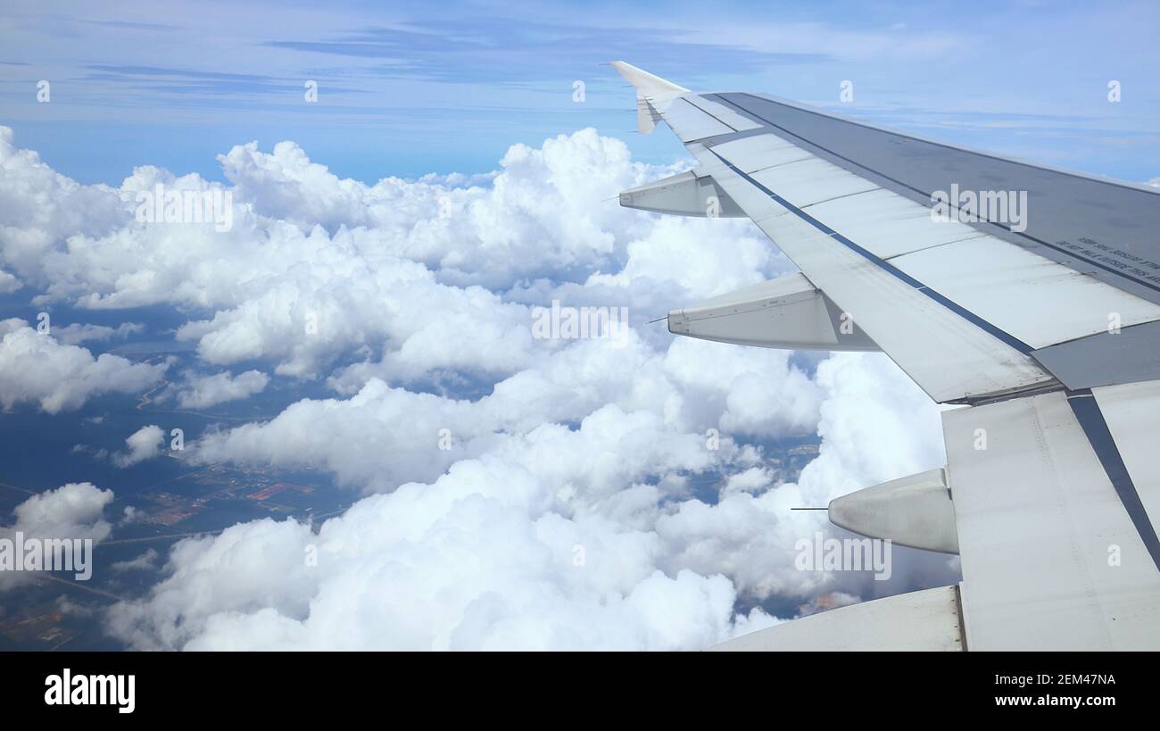 Vista aerea DI UN cielo di Couldy dalla finestra dell'aeroplano Foto Stock