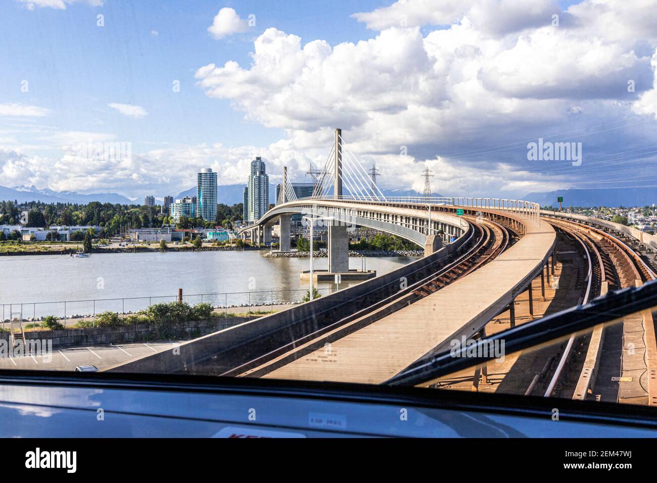 Vista dal TransLink SkyTrain sulla Canada Line che sta per attraversare il fiume Fraser vicino a Bridgeport, Vancouver, British Columbia, Canada Foto Stock