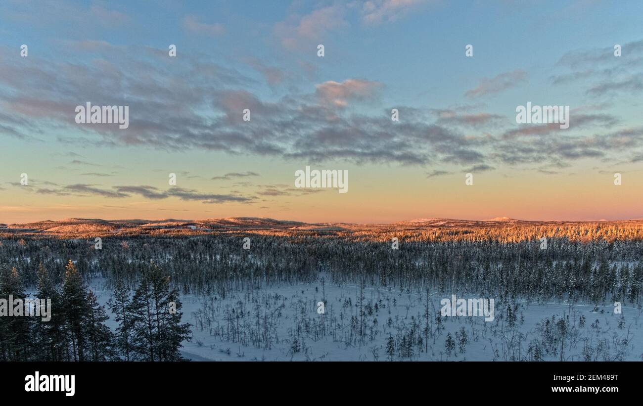 Colpo di drone delle montagne della Lapponia nel nord della Svezia. Foto Stock