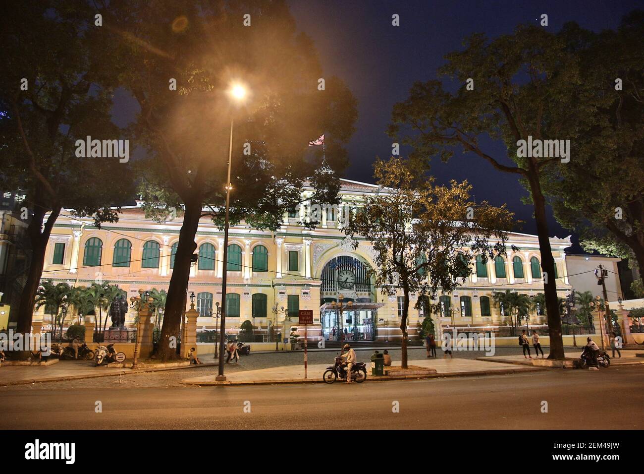 Il vecchio ufficio postale francese a ho Chi min City in Vietnam. Da una serie di foto di viaggio scattate in Vietnam e Cambogia. Foto Stock