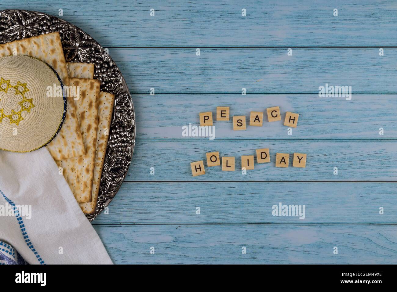 Pasqua festeggia i grandi simboli delle vacanze in famiglia ebraica con i tradizionali kosher matzah Foto Stock