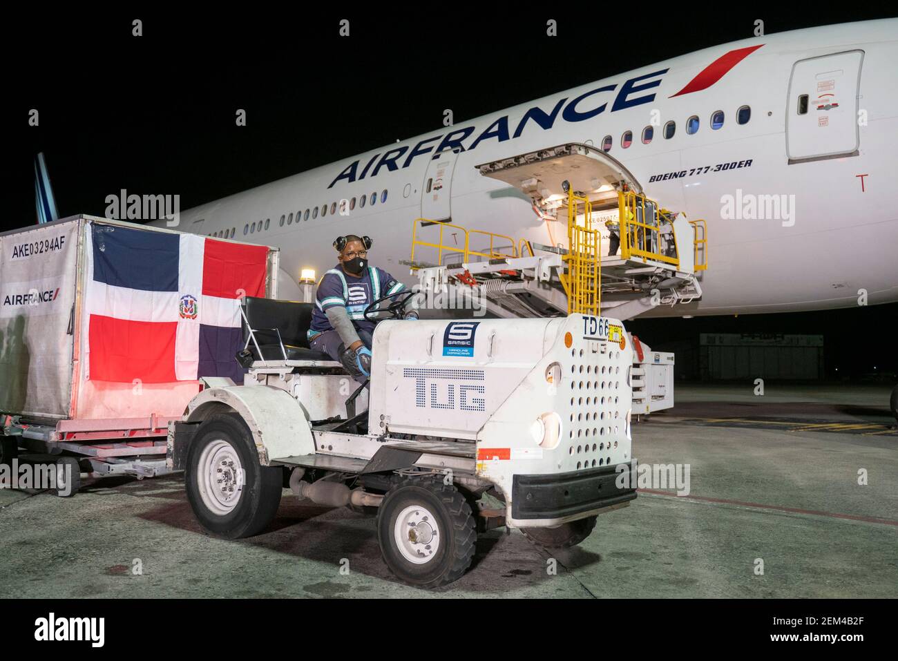 (210224) -- SANTO DOMINGO, 24 febbraio 2021 (Xinhua) -- un collaboratore trasporta i vaccini cinesi Sinovac COVID-19 all'aeroporto internazionale di Santo Domingo, Repubblica Dominicana, 23 febbraio 2021. La Repubblica Dominicana ha ricevuto una spedizione di vaccini sviluppati dalla società farmaceutica cinese Sinovac martedì sera, le autorità hanno detto. (Vicepresidenza della Repubblica Dominicana/Handout via Xinhua) Foto Stock