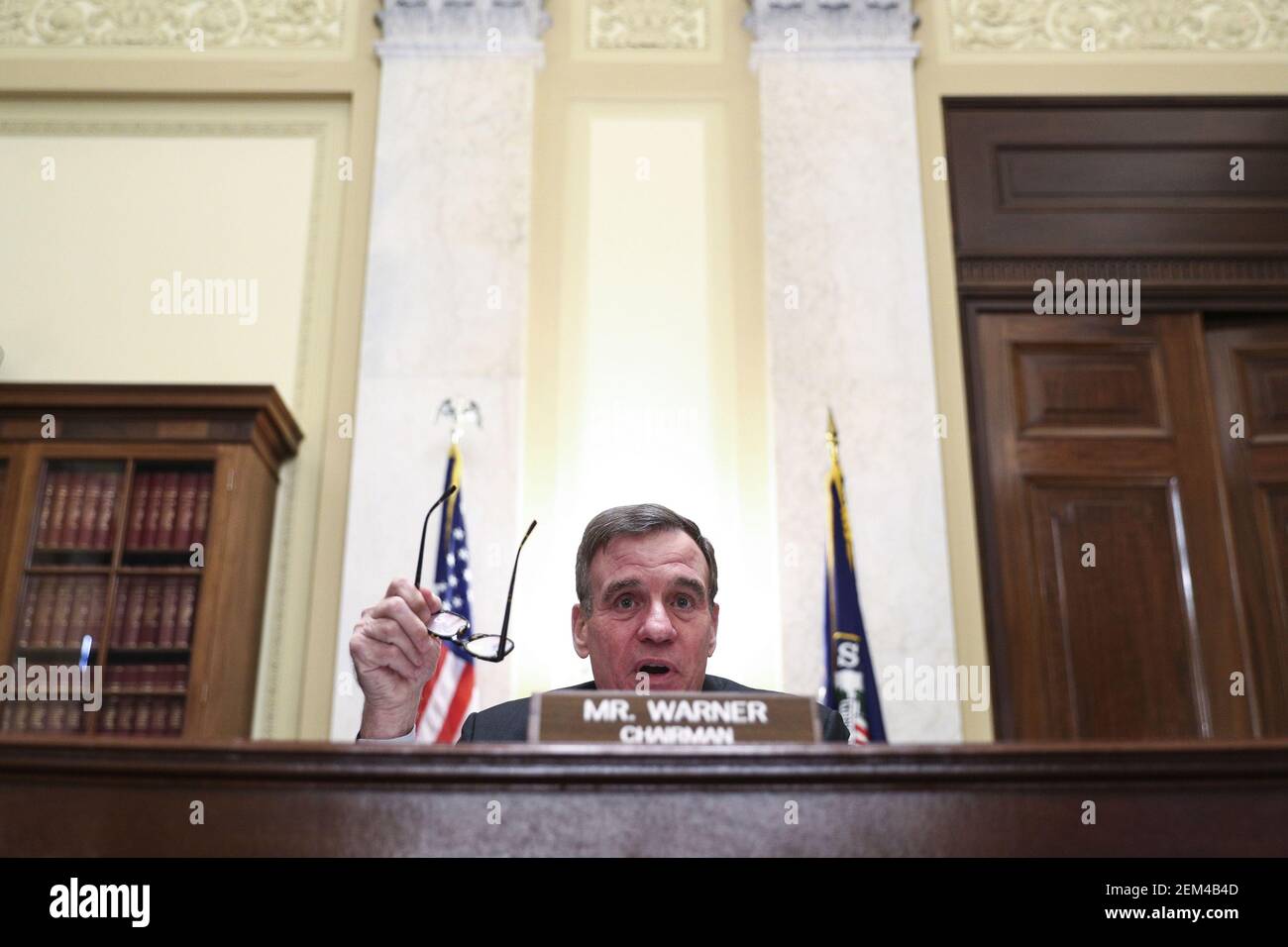 Washington, Stati Uniti. 24 Feb 2021. Il presidente del Comitato d'intelligence del Senato Mark Warner (D-VA) presiede durante un'audizione del Comitato d'intelligence del Senato sulla nomina di William Burns a direttore della Central Intelligence Agency (CIA) su Capitol Hill a Washington, DC il 24 febbraio 2021. Foto in piscina di Tom Brenner/UPI Credit: UPI/Alamy Live News Foto Stock