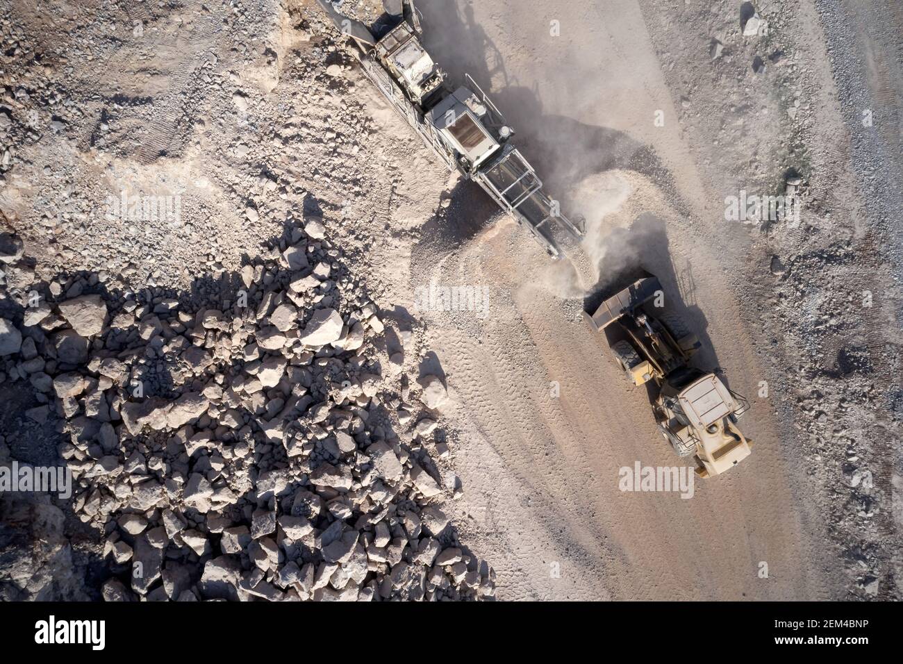 Macchine pesanti lavorano in cava industriale. Foto Stock