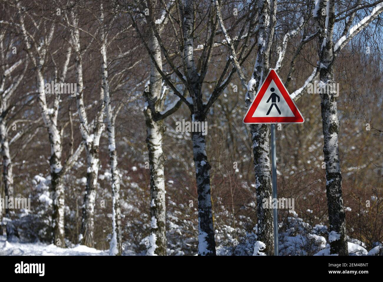 Segnaletica stradale. Cartello Crosswalk - attenzione pedonale Foto Stock