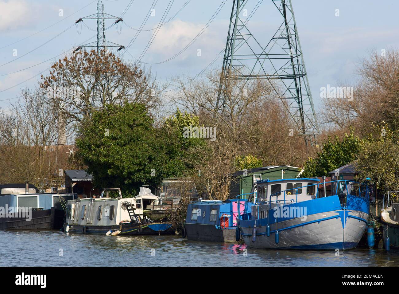 Barche sul fiume Lea vicino Tottenham Hale, Londra del nord Regno Unito Foto Stock