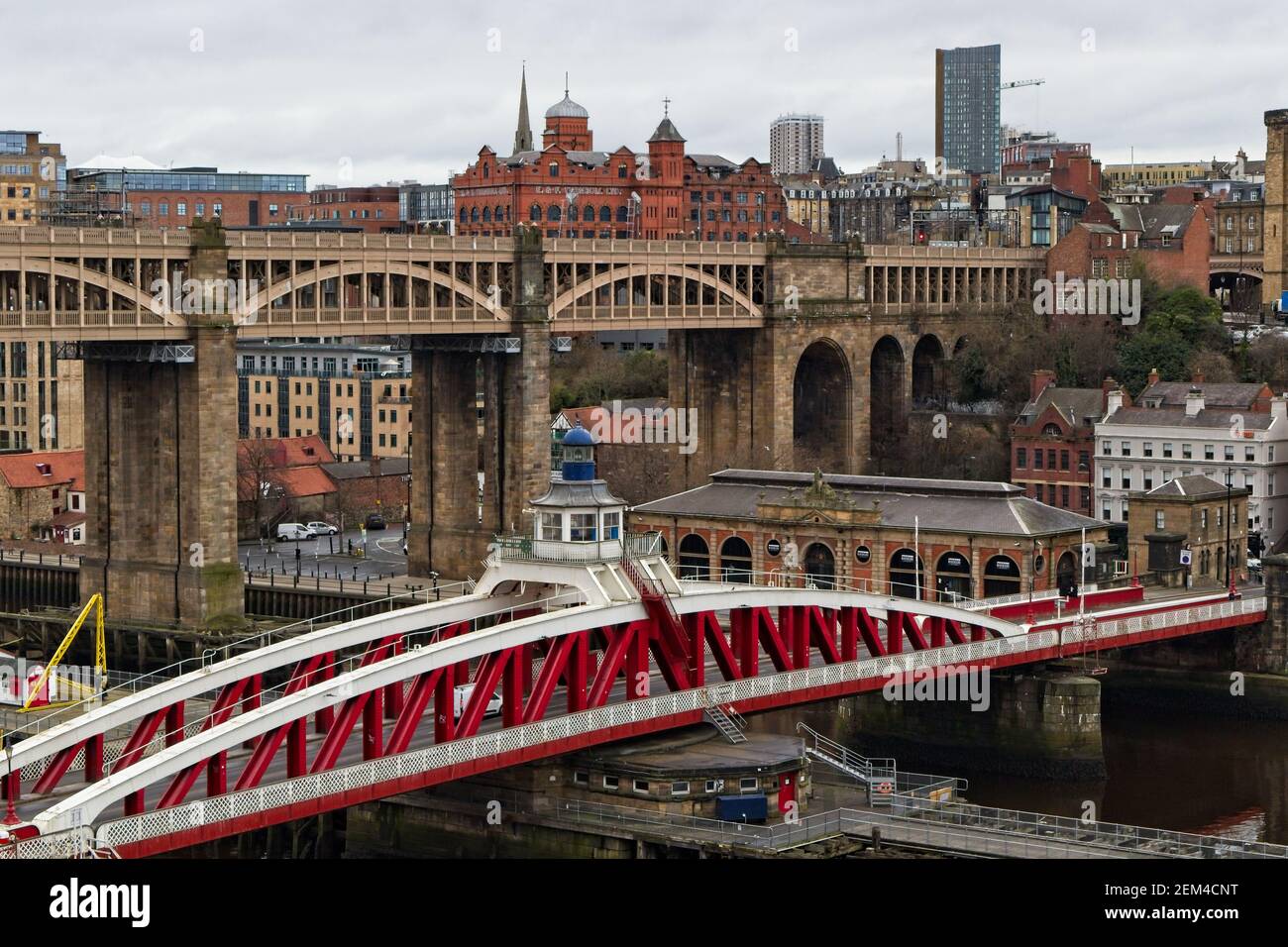 Guardando giù dal ponte di Tyne questi sono i vecchi Swing Bridge e High Level Bridge che attraversano il fiume Tyne che collega Newcastle e Gateshead in NOR Foto Stock