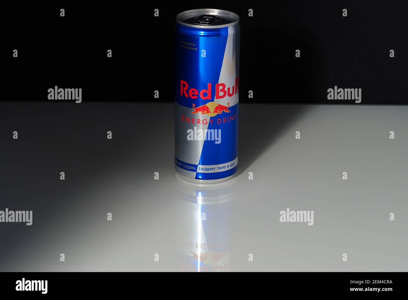 Red Bull, una bevanda a base di energia morbida, in un vaso di alluminio. Un'immagine editoriale o illustrativa. Foto Stock