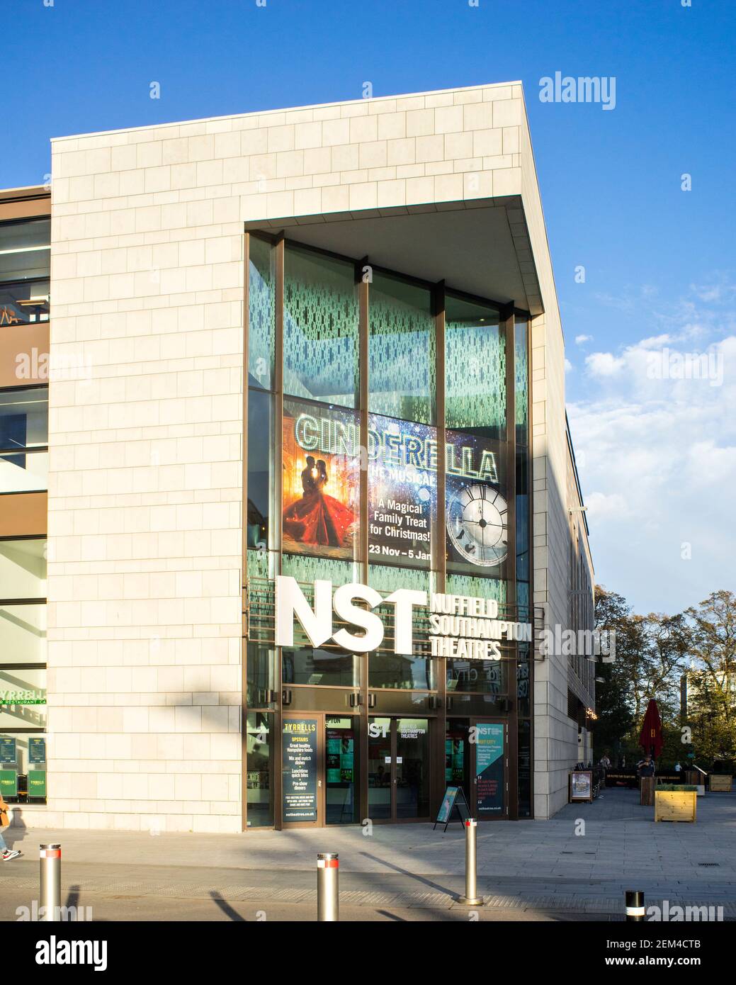 Il Nuffield Southampton Theatres (NST) si trova nell'ottobre 2019, sopra Bar Street, a Southampton. Foto Stock