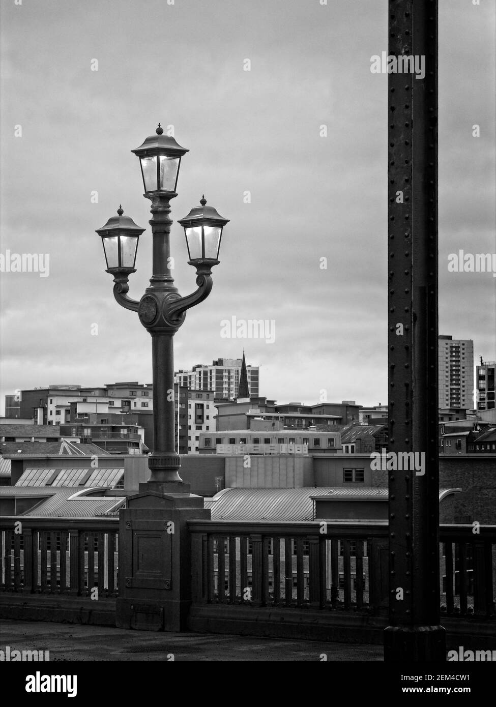 Belle vecchie lanterne a tre teste illuminano il Tyne Bridge a Newcastle, Tyne and Wear, Inghilterra nord-orientale. Foto Stock