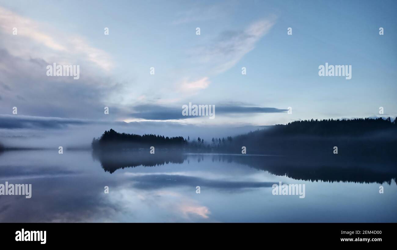 Misty foresta al fiume Indalsalven di mattina presto. Foto Stock
