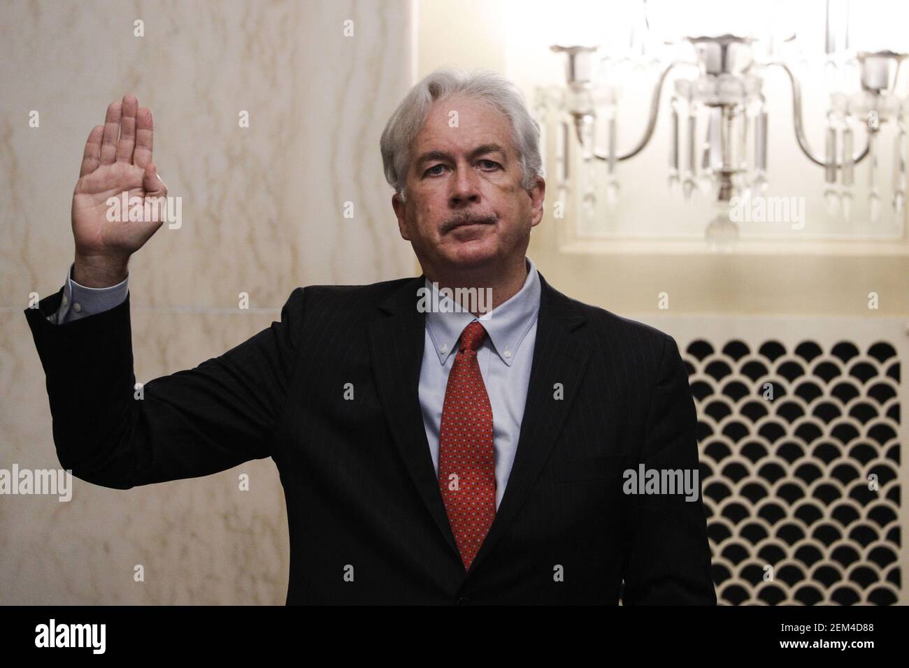 Washington, Stati Uniti. 24 Feb 2021. William Burns è giurato per testimoniare prima di un'audizione del Comitato di intelligenza del Senato sulla sua nomina a direttore della Central Intelligence Agency (CIA) su Capitol Hill a Washington, DC il 24 febbraio 2021. Foto in piscina di Tom Brenner/UPI Credit: UPI/Alamy Live News Foto Stock