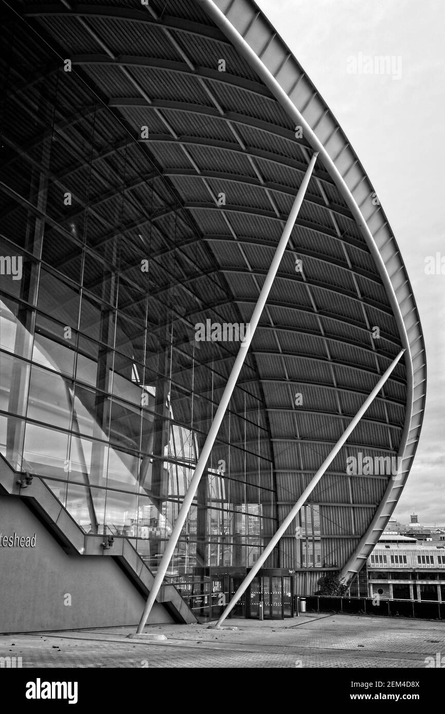 L'ultramoderno Sage Center si affaccia sul Tyne sul lato Gateshead del fiume a Tyne and Wear, Inghilterra nord-orientale. Foto Stock