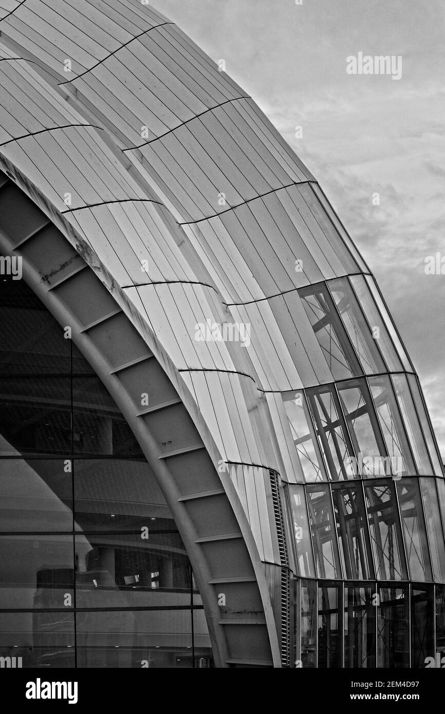 L'ultramoderno Sage Center si affaccia sul Tyne sul lato Gateshead del fiume a Tyne and Wear, Inghilterra nord-orientale. Foto Stock