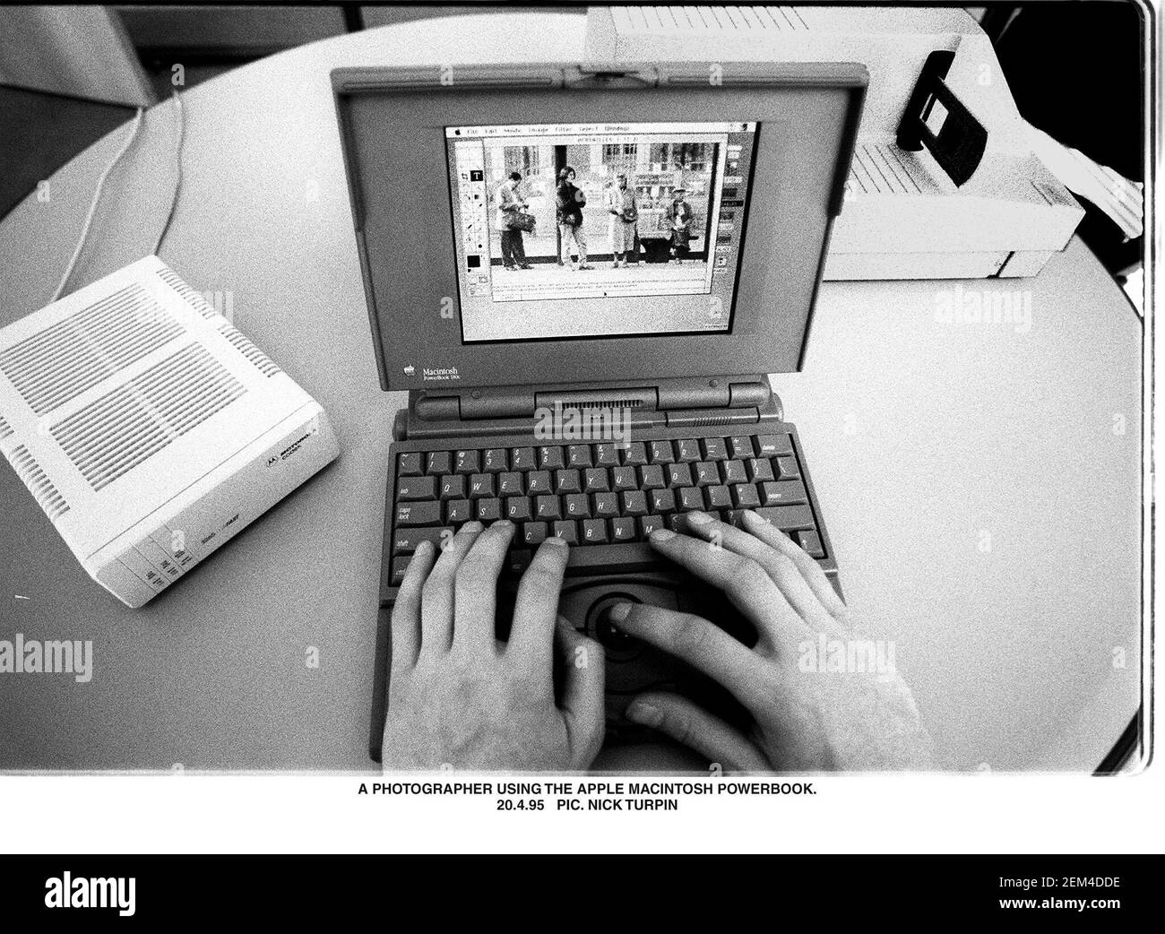 Computer portatile Apple Macintosh utilizzato da un fotografo dello staff Foto Stock